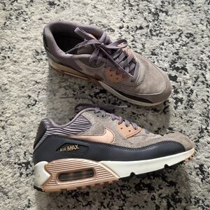 Nike Air Max 90 Gray Rose Gold Metallic Suede Upper 768887-201 Womens 6.5